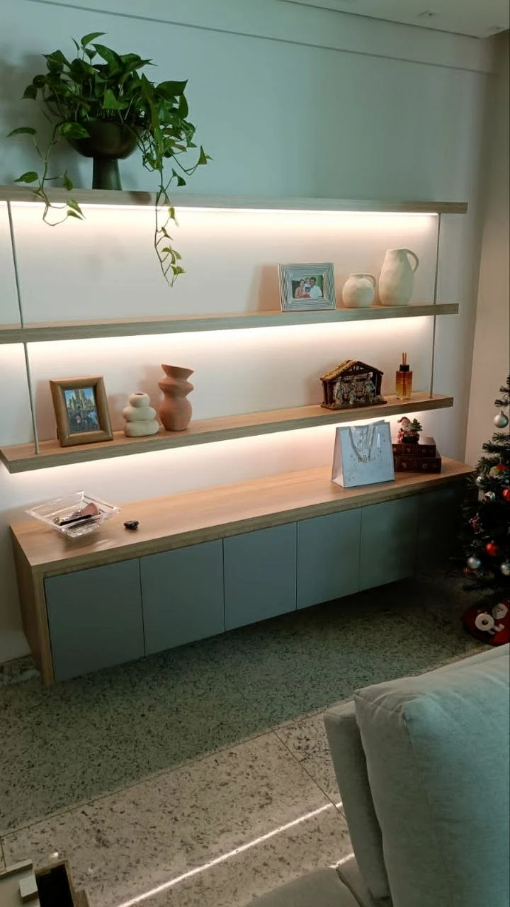 Painel com prateleiras iluminadas